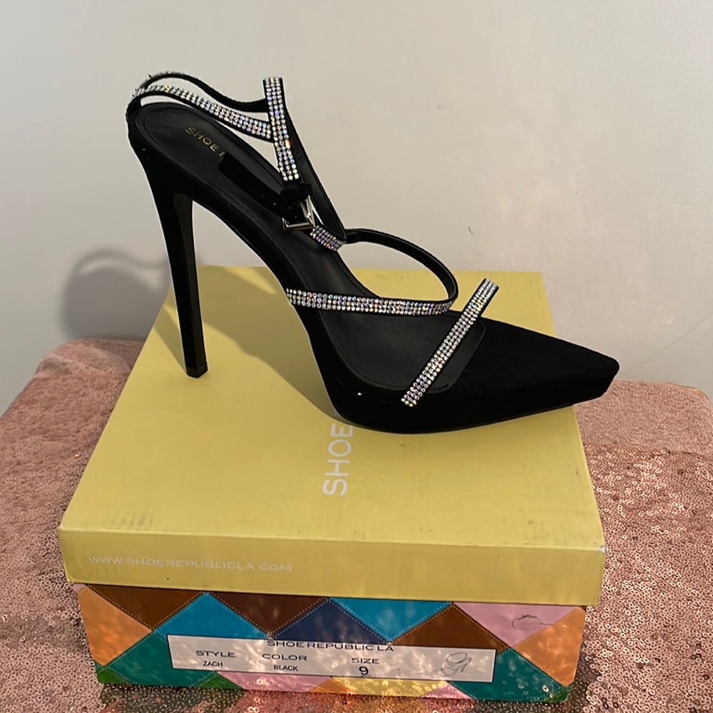 Make a statement with these statement piece heels! Rhinestone strap up heels ❤️